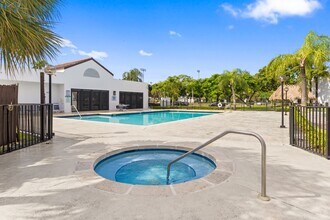 215 Lake Pointe Dr in Oakland Park, FL - Building Photo - Building Photo