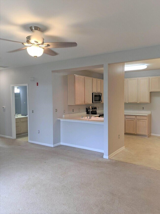 4747 S Forest Point Blvd in New Berlin, WI - Foto de edificio - Building Photo