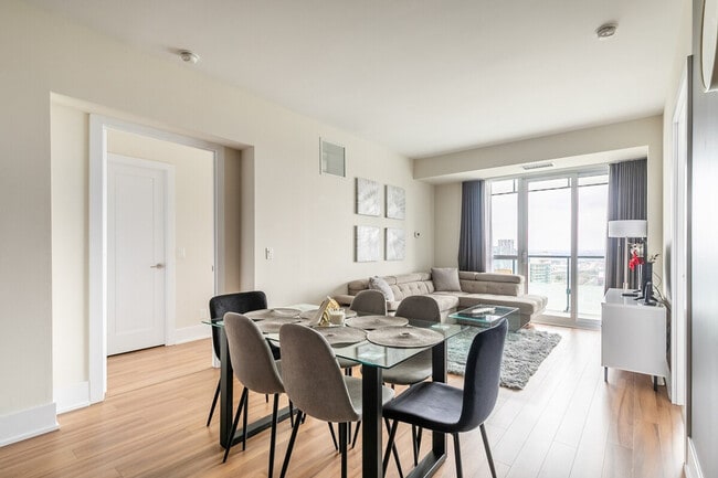 299 Front St W in Toronto, ON - Building Photo - Building Photo