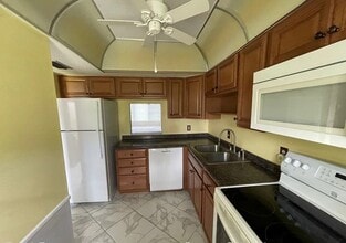 333 Lake Howard Dr NW, Unit 212D.  55 plus community in Winter Haven, FL - Building Photo - Building Photo