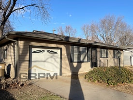 908 E 31st Ave in Hutchinson, KS - Building Photo