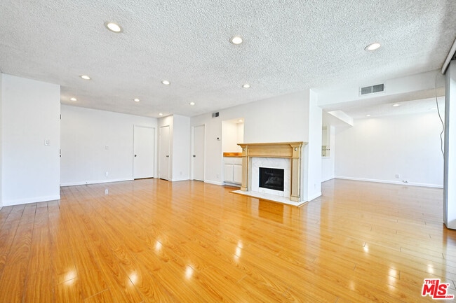 property at 4200 Vía Dolce