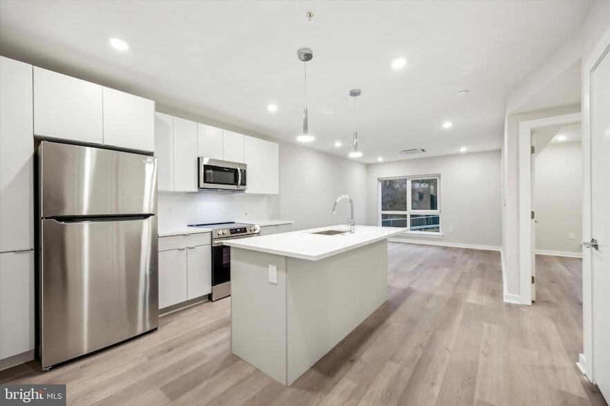 3449 Scotts Ln, Unit B409 in Philadelphia, PA - Building Photo