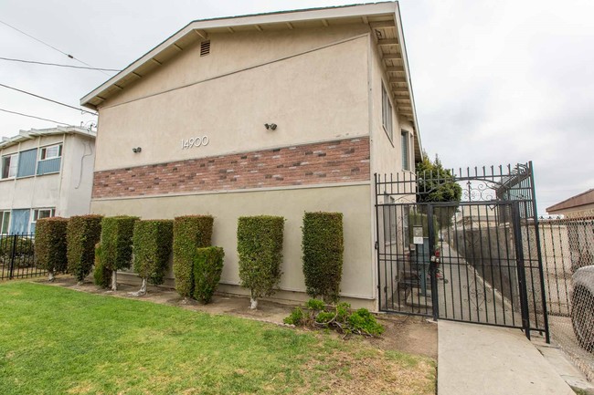 14900-14902 Chadron Ave in Gardena, CA - Foto de edificio - Building Photo