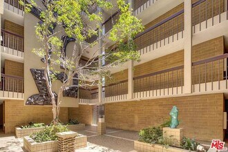 1300 Midvale Ave, Unit 202 in Los Angeles, CA - Foto de edificio - Building Photo