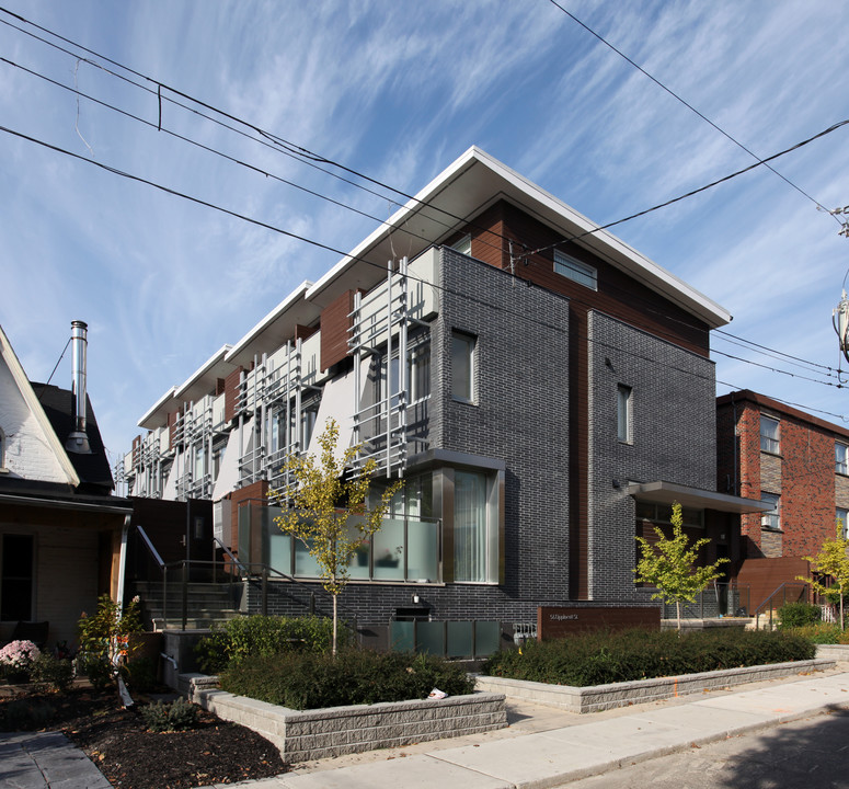 56 Lippincott St in Toronto, ON - Building Photo