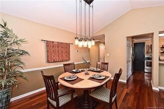 3300 Selwyn Farms Ln in Charlotte, NC - Foto de edificio - Building Photo