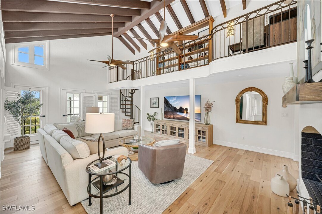 5850 Pelican Bay Blvd in Naples, FL - Building Photo
