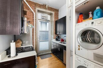 220 Sullivan St, Unit 1A in New York, NY - Building Photo - Building Photo