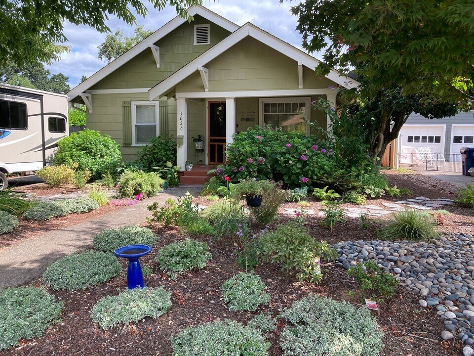 1026 NE 2nd Ave in Camas, WA - Foto de edificio