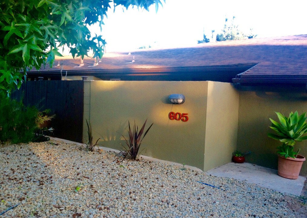 605 E Oak St in Ojai, CA - Building Photo