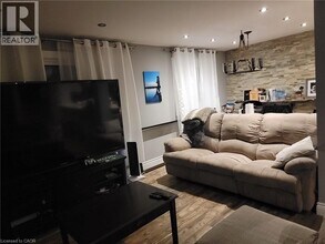 5486 Hixon Ave in Burlington, ON - Building Photo - Building Photo