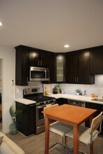 219 42nd St, Unit 219 in Manhattan Beach, CA - Foto de edificio - Building Photo