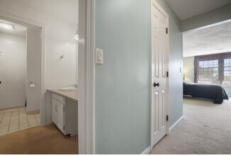 24 South St, Unit 2b 2b Medford Square Apt in Medford, MA - Building Photo - Building Photo