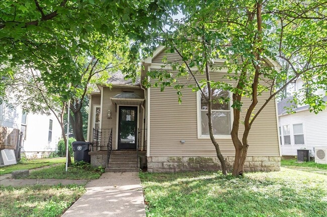 property at 1005 W 3rd St