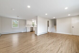 410 S Stone St in Suffield, CT - Building Photo - Building Photo