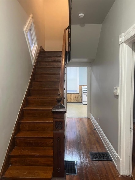 1030 Sunset Ave in Cincinnati, OH - Foto de edificio - Building Photo