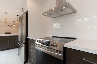 10242 32nd Ave SW, Unit A in Seattle, WA - Building Photo - Building Photo