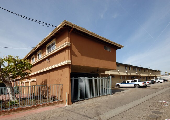 14735 Roscoe Blvd in Panorama City, CA - Foto de edificio - Building Photo