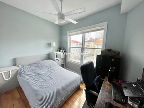 126 Cross St, Unit 4 in Somerville, MA - Building Photo - Building Photo