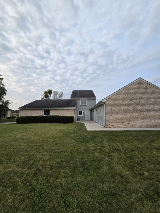 2370 Manitowoc Rd in Green Bay, WI - Building Photo