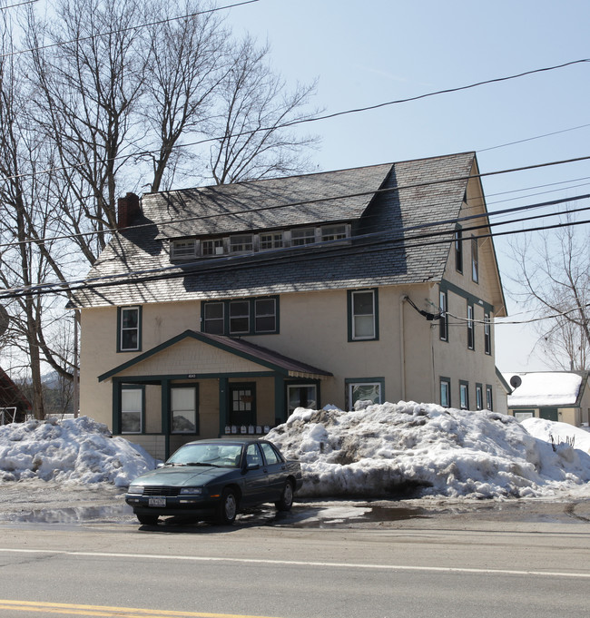 4043 Main St in Warrensburg, NY - Foto de edificio - Building Photo