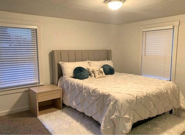 11 Meadow St, Unit 2 in Westfield, MA - Foto de edificio - Building Photo