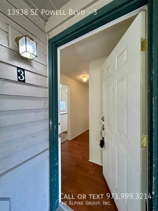13938 SE Powell Blvd in Portland, OR - Building Photo