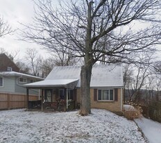 302 Marose Dr in Pittsburgh, PA - Building Photo