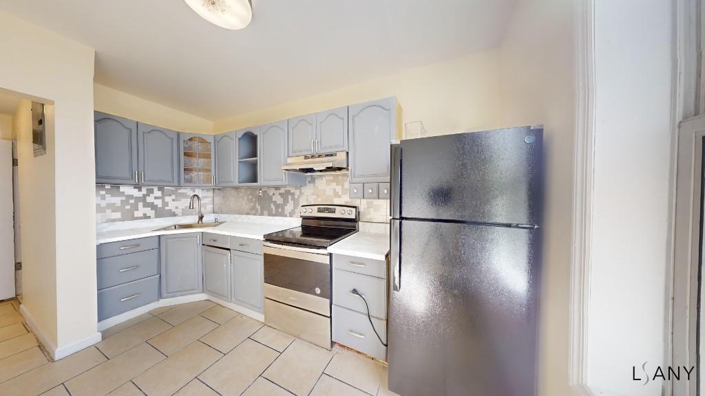 654 E 188th St in Bronx, NY - Building Photo