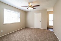 242 Maybrook Dr photo'