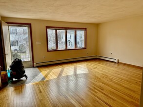 32 Forest St, Unit 1 in Watertown, MA - Foto de edificio - Building Photo