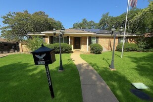 2325 Ravenwood Dr in Grand Prairie, TX - Building Photo