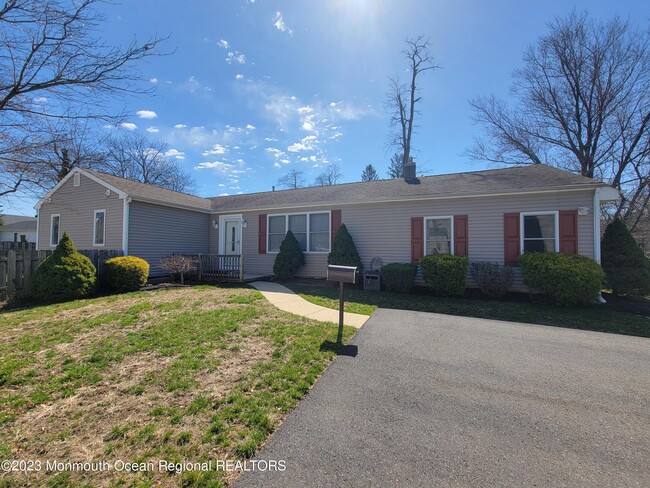 1 Robin Dr in Ocean Township, NJ - Building Photo - Building Photo