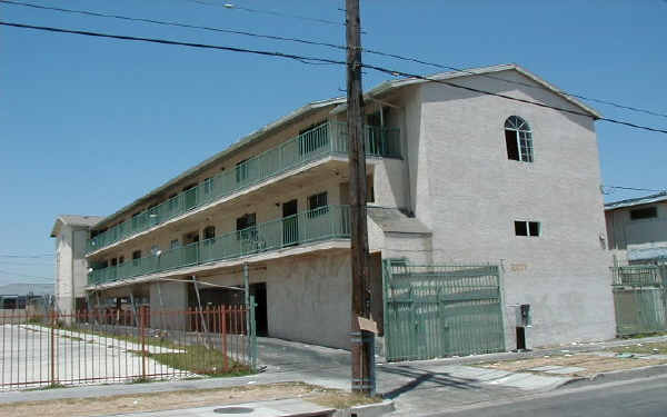 8307 S Figueroa St in Los Angeles, CA - Building Photo