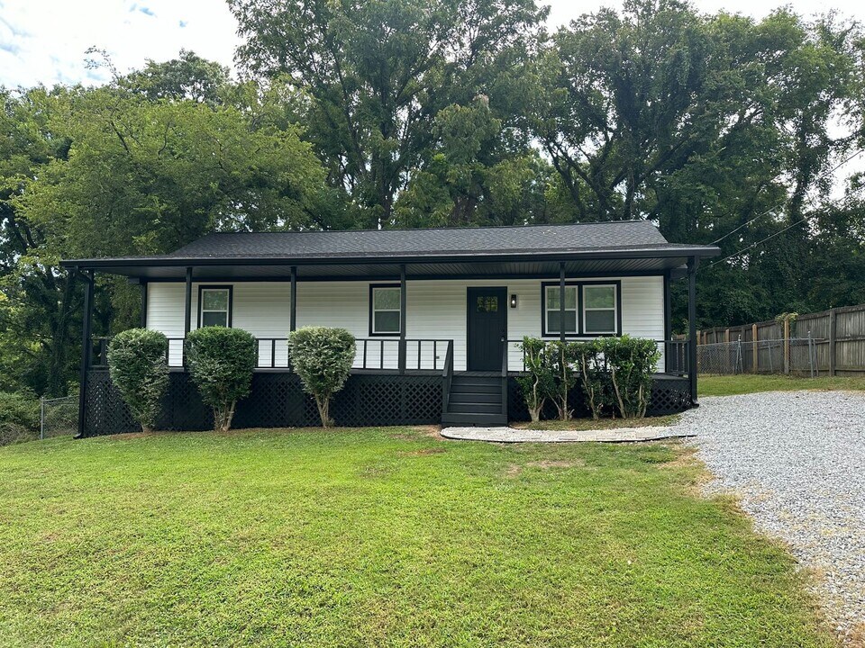 414 Hollywood Dr in Old Hickory, TN - Building Photo