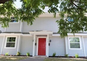 208 E Rucker St in Granbury, TX - Building Photo