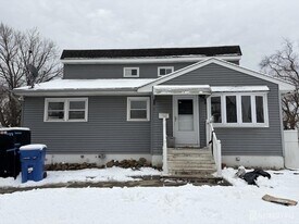 162 Holly St in Woodbridge Township, NJ - Building Photo
