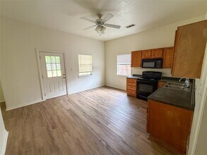 907 W Fischer St in Sherman, TX - Foto de edificio - Building Photo