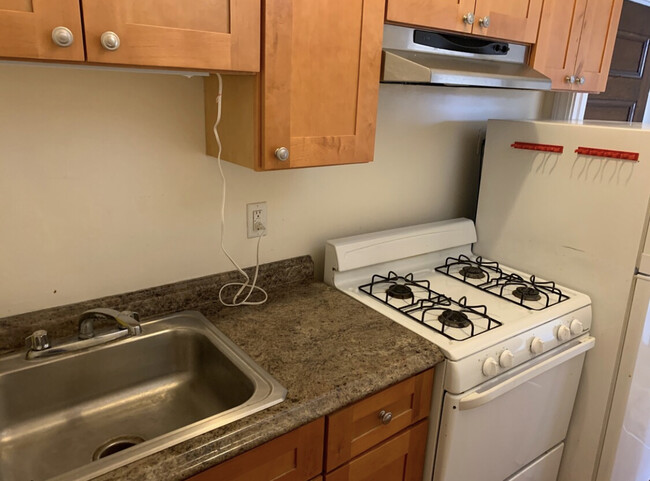 2 Ware St, Unit 205 in Cambridge, MA - Foto de edificio - Building Photo