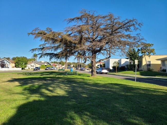 641 Border Ave, Unit 2 in Torrance, CA - Foto de edificio - Building Photo