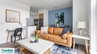 1055 N Anchor Way in Portland, OR - Foto de edificio - Building Photo