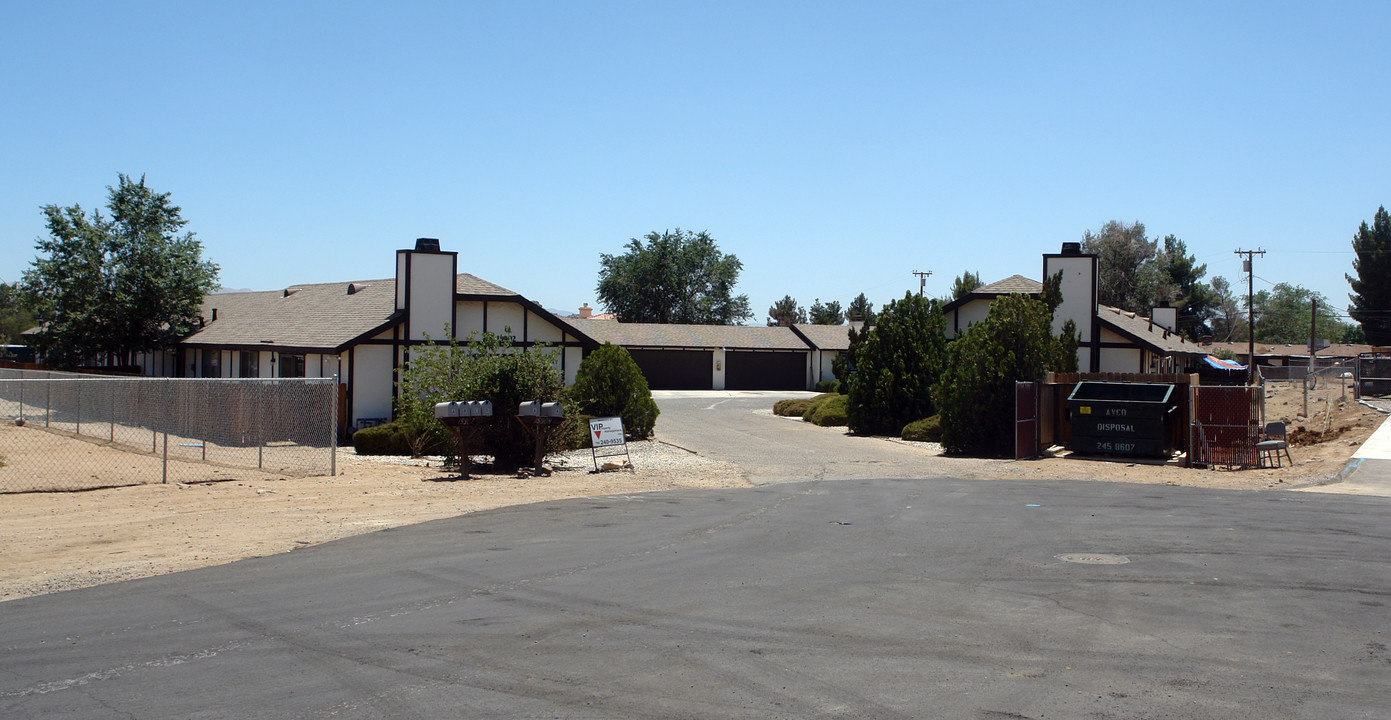 15902-15904 Chehalis Ct in Apple Valley, CA - Foto de edificio