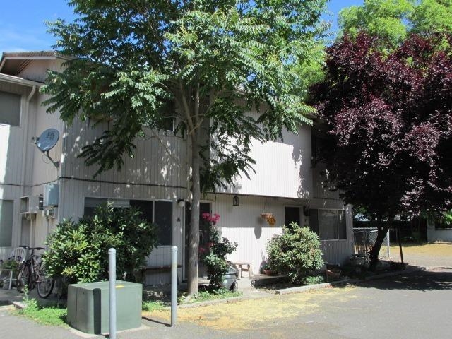 704 NE 8th St in Grants Pass, OR - Foto de edificio