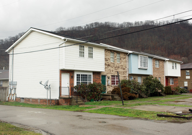 700 Elm St in Chapmanville, WV - Foto de edificio - Building Photo