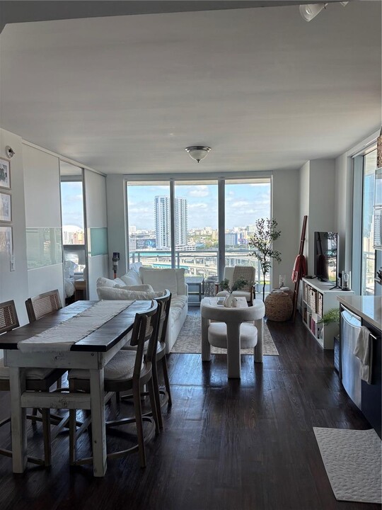 90 SW 3rd St, Unit 1705 in Miami, FL - Building Photo