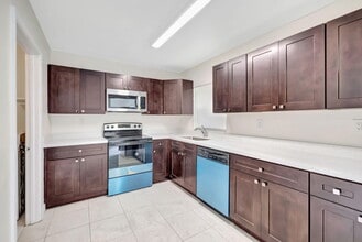607 SW 76th Terrace in North Lauderdale, FL - Foto de edificio - Building Photo