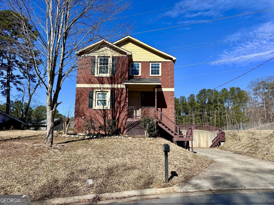 2575 Rolling Brook Trail in East Point, GA - Building Photo