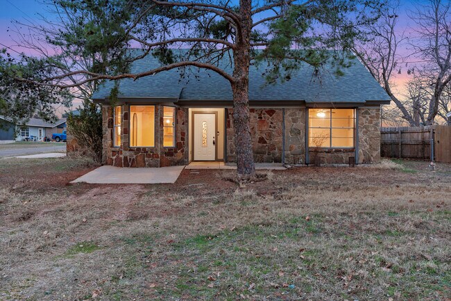property at 400 N River Oaks Dr