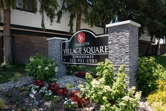 Village Square Townhomes in Cincinnati, OH - Building Photo - Building Photo